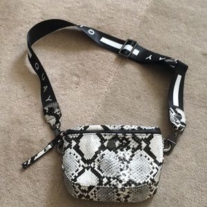 NWOT Quay crossbody/ fanny pack.